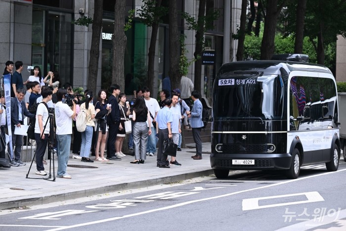 자율주행버스가 31일 오전 서울 중구 청계광장에서 열린 자율주행 산업발전을 위한 실증 현장에 정차하고 있다. 사진=강민석 기자 kms@newsway.co.kr