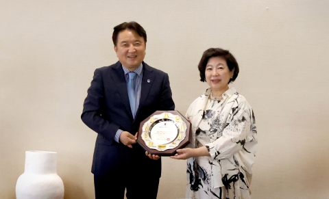 현정은 현대그룹 회장 &quot;충북도 명예도지사로서, 힘 보탤 것&quot;