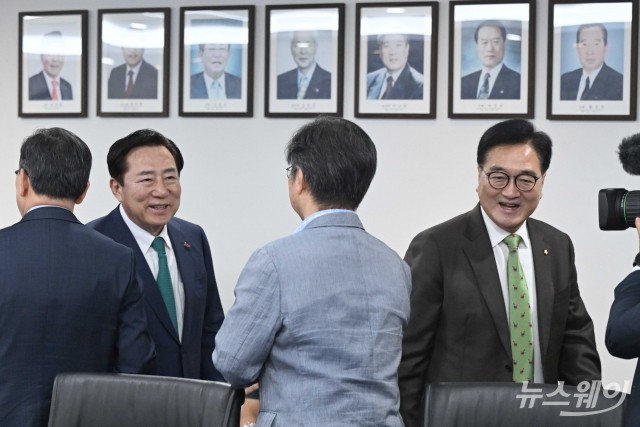 간담회 향하는 우원식 국회의장·김기문 중기중앙회장