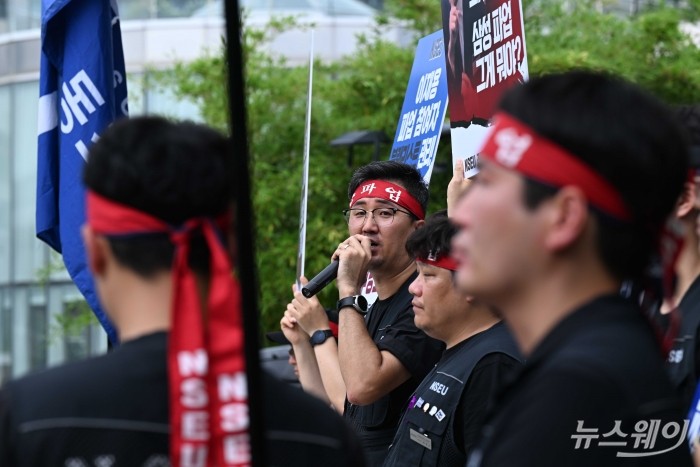 손우목 전국삼성전자노동조합 위원장이 1일 오전 서울 용산구 이재용 삼성전자 회장의 자택 앞에서 열린 '무노조 경영 폐기 약속을 지켜라' 삼성전자 파업 해결 촉구 기자회견에서 발언을 하고 있다. 사진=강민석 기자 kms@newsway.co.kr