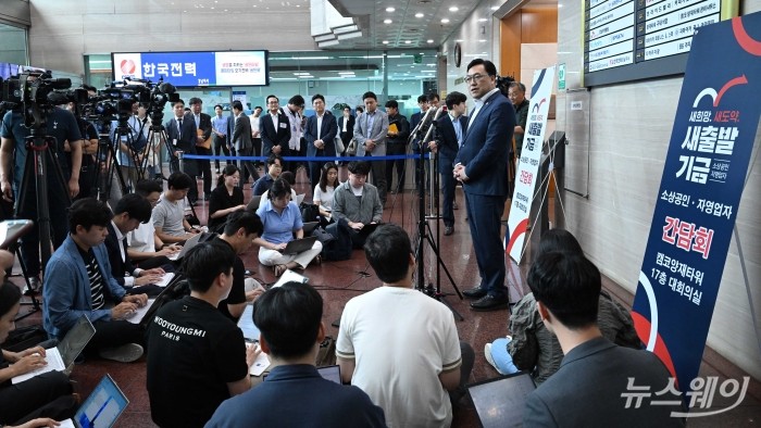 김병환 신임 금융위원회 위원장이 1일 오후 서울 강남구 캠코양재타워에서 열린 '새출발기금(소상공인 자영업자)' 간담회를 마친 후 백브리핑에서 취재진들의 질문에 답변하고 있다. 사진=강민석 기자 kms@newsway.co.kr