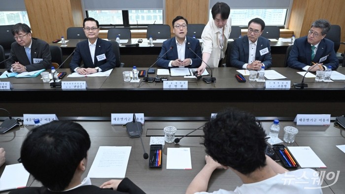 (중앙)김병환 신임 금융위원회 위원장이 1일 오후 서울 강남구 캠코양재타워에서 열린 '새출발기금(소상공인 자영업자)' 간담회에서 모두발언을 하고 있다. 사진=강민석 기자 kms@newsway.co.kr