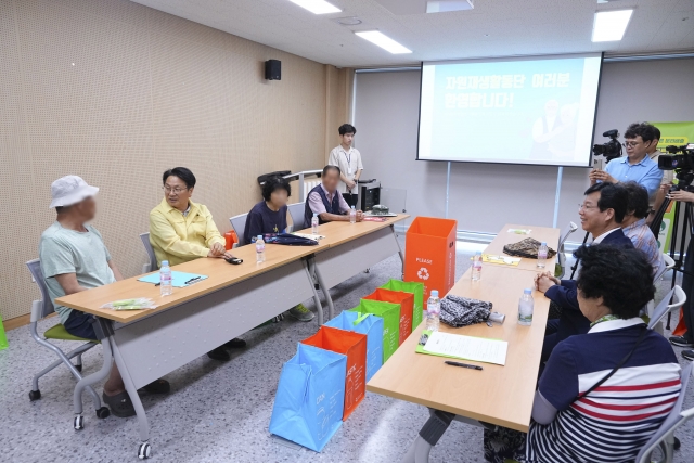 강기정 광주시장, 폭염 대비 안전일자리 '자원재생활동단' 현장동행