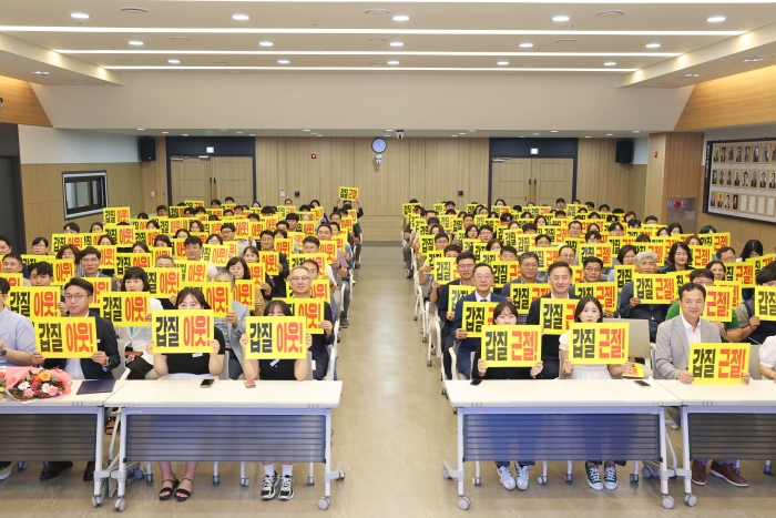 해남군이 1일 직원 정례회의장에서 갑질 근절 서약식을 갖고 있다.