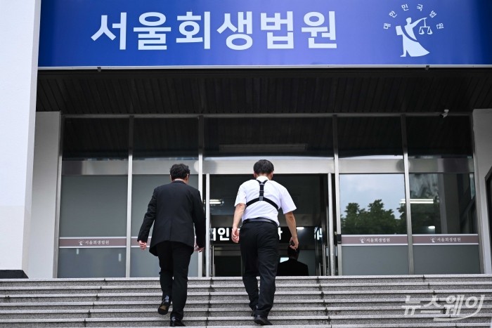 (왼쪽)류광진 티몬 대표이사가 2일 오후 서울 서초구 서울회생법원에서 열린 '티몬·위메프에 대한 비공개 심문기일'에 출석하기 위해 법정으로 향하고 있다. 사진=강민석 기자 kms@newsway.co.kr