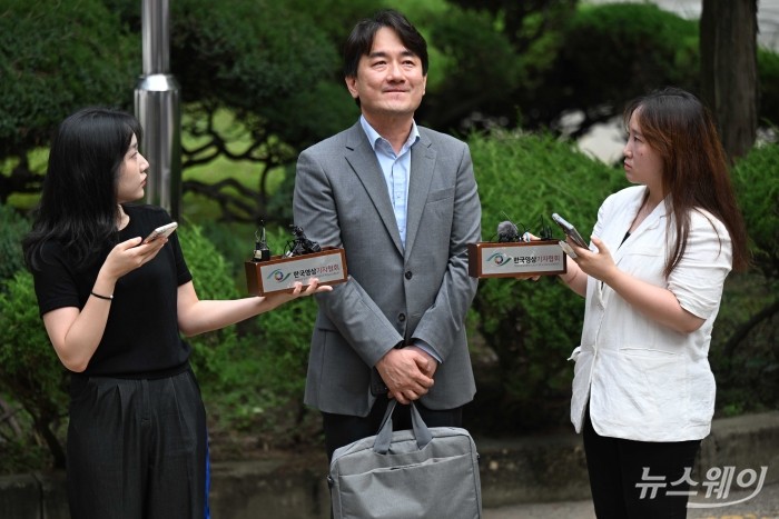 류화현 위메프 대표이사가 2일 오후 서울 서초구 서울회생법원에서 열린 '티몬·위메프에 대한 비공개 심문기일'에 출석하기 앞서 취재진의 질문을 듣고 입을 앙 다물고 있다. 사진=강민석 기자 kms@newsway.co.kr