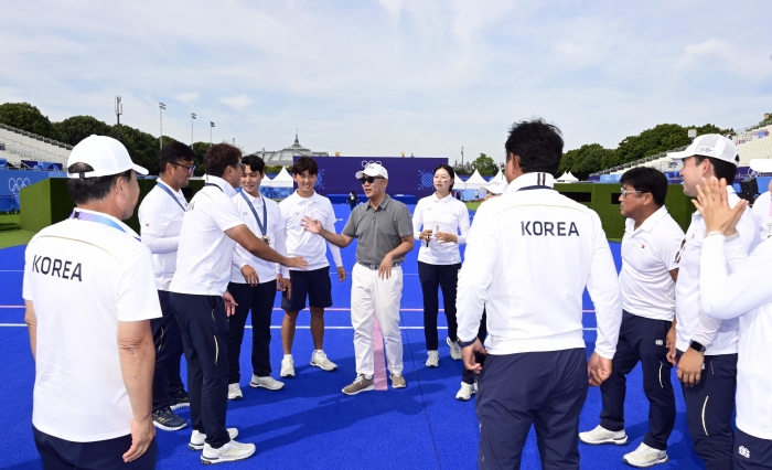 정의선 대한양궁협회 회장(가운데 회색 상의)이 지난 4일(현지시간) 프랑스 파리 앵발리드 경기장에서 열린 2024 파리 올림픽 양궁 남자 개인전 종료 후 선수단을 격려하고 있다. 사진=대한양궁협회 제공