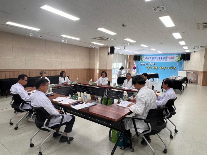 보성군이 2일 봇재에서 '보성녹차 군수품질인증 심의회'를 개최하고 있다.