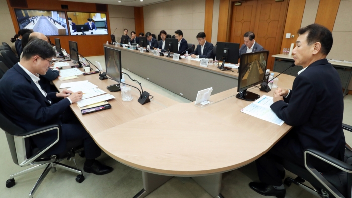 정은보 한국거래소 이사장이 5일 서울 여의도 한국거래소에서 시장상황 점검을 위한 비상대책회의를 하고있다. 사진=한국거래소