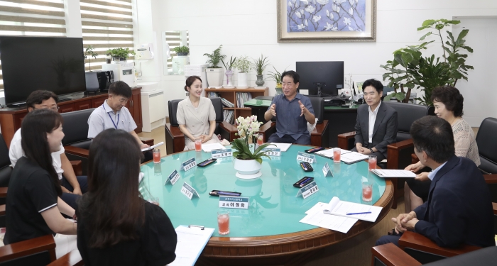 김대중 전남교육감과 순천여자고등학교 교직원 및 학부모가 일반고 교육력 강화 방안을 논의하고 있다.