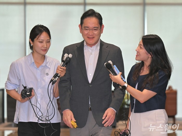 이재용 삼성전자 회장이 파리올림픽 출장을 마치고 7일 오후 김포공항 서울김포비즈니스항공센터(SGBAC)를 통해 귀국하며 취재진의 질문에 답하고 있다. 사진=이수길 기자 Leo2004@newsway.co.kr