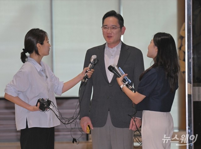 성과 만큼 밝은 표정으로 귀국하는 이재용 삼성전자 회장