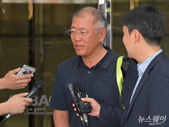 정의선 현대차그룹 회장이 파리올림픽 출장을 마치고 7일 오후 김포공항 서울김포비즈니스항공센터(SGBAC)를 통해 귀국하며 취재진의 질문에 답하고 있다. 사진=이수길 기자 Leo2004@newsway.co.kr