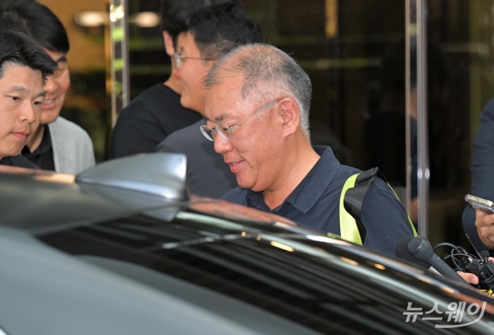 정의선 현대차그룹 회장이 파리올림픽 출장을 마치고 7일 오후 김포공항 서울김포비즈니스항공센터(SGBAC)를 통해 귀국하며 취재진의 질문에 답하고 있다. 사진=이수길 기자 Leo2004@newsway.co.kr