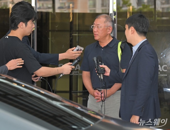 정의선 현대차그룹 회장이 파리올림픽 출장을 마치고 7일 오후 김포공항 서울김포비즈니스항공센터(SGBAC)를 통해 귀국하며 취재진의 질문에 답하고 있다. 사진=이수길 기자 Leo2004@newsway.co.kr