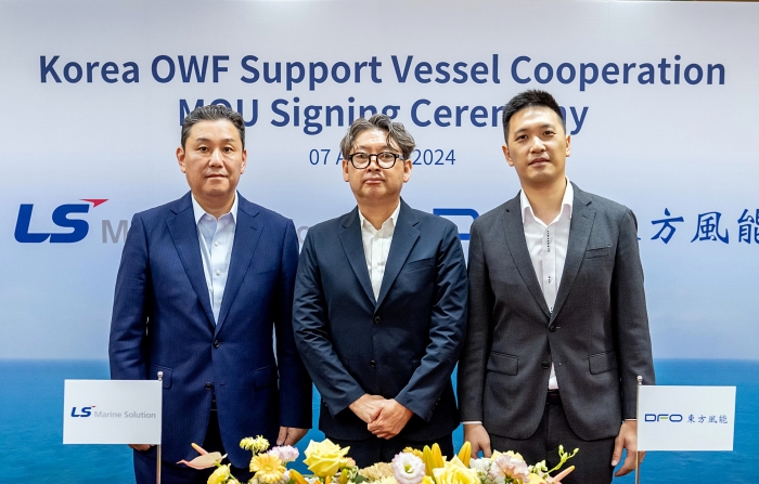7일(현지시간) 오후 대만 타이중(臺中)시 DFO(Dong Fang Offshore)社 본사에서 열린 업무협약식에서 참석자들이 기념촬영을 하고 있다. (왼쪽부터) 이상호 LS에코에너지 대표, 최인규 LS마린솔루션 영업부문장, 폴린 첸(Polin Chen) DFO CEO. 사진=LS마린솔루션 제공