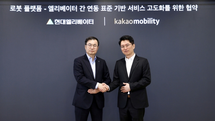조재천 현대엘리베이터 대표이사(왼쪽)와 류긍선 카카오모빌리티 대표가 승강기-로봇 연동을 위한 MOU를 체결한 뒤 기념사진을 촬영하고 있다. 사진=현대엘리베이터 제공