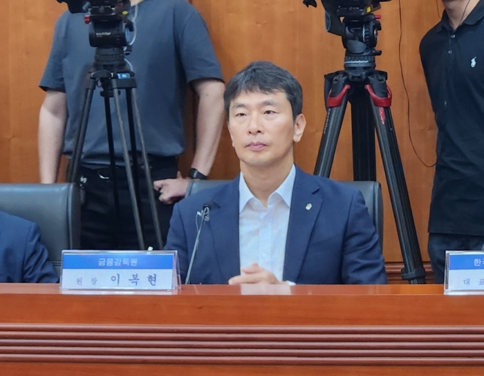 8일 서울 여의도 금융투자협회에서 열린 '금감원장-자산운용사 CEO 간담회'에서 이복현 금융감독원 원장이 모두발언을 하고 있다. 사진=류소현 기자