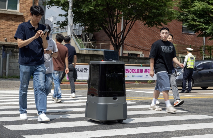 경기 의왕시 부곡파출소 앞 횡단보도에서 9일 진행된 자율주행 배송로봇 '달이 딜리버리'의 횡단보도 주행 실증 시연에서 달이 딜리버리가 횡단보도를 건너고 있다. 사진=현대자동차그룹 제공