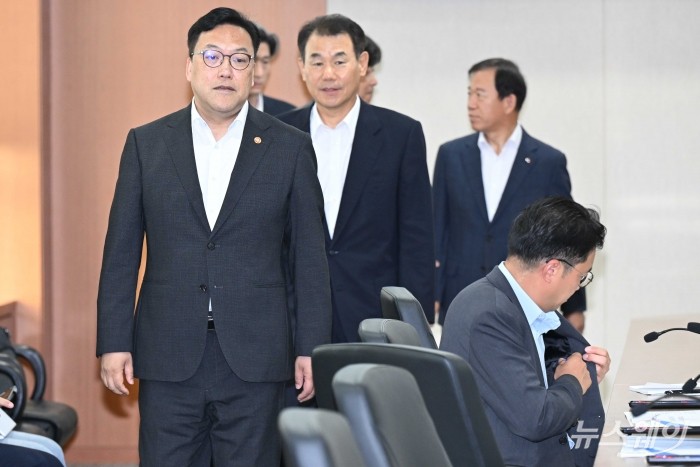 김병환 금융위원장과 정은보 한국거래소 이사장을 비롯한 내빈들이 12일 오전 서울 여의도 한국거래소에서 열린 기업 밸류업 상장기업 간담회에서 기념촬영을 마친 뒤 자리로 이동하고 있다. 사진=강민석 기자 kms@newsway.co.kr