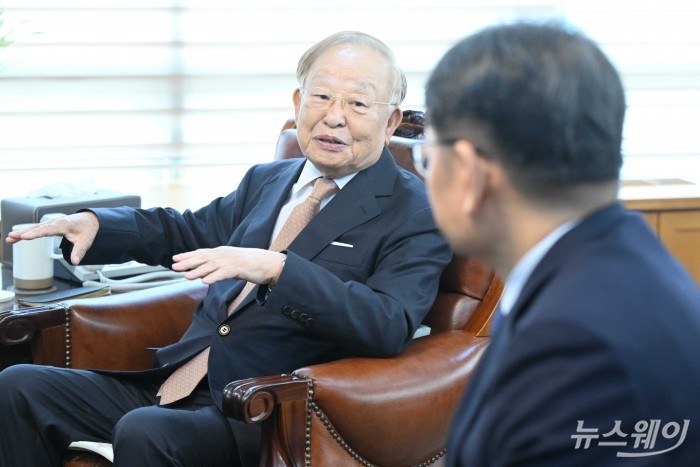 (왼쪽)손경식 한국경영자총협회장이 13일 오전 서울 마포구 한국경영자총협회에서 권기섭 신임 경제사회노동위원회 위원장과 환담을 하고 있다. 사진=강민석 기자 kms@newsway.co.kr