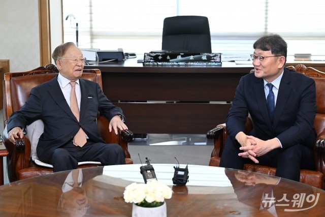 환담 나누는 권기섭 신임 경사노위원장·손경식 경총 회장