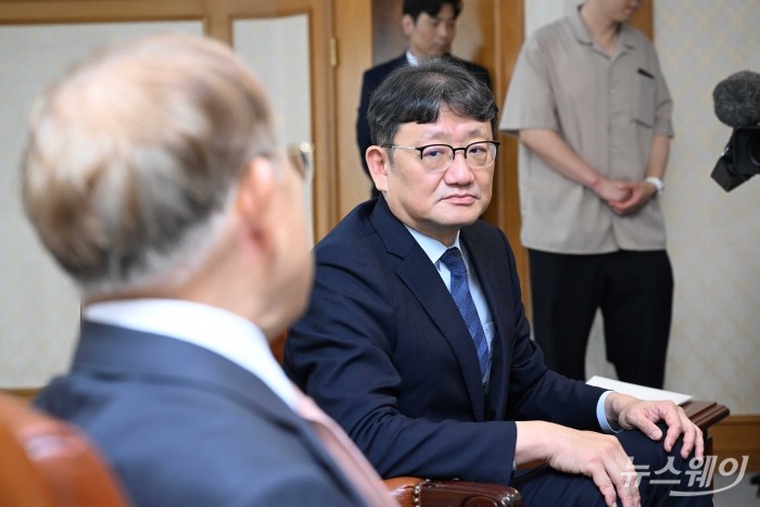 권기섭 신임 경제사회노동위원회 위원장이 13일 오전 서울 마포구 한국경영자총협회를 방문해 손경식 한국경영자총협회장의 발언을 경청하고 있다. 사진=강민석 기자 kms@newsway.co.kr