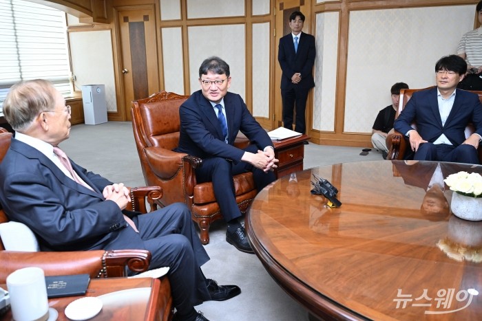 (중앙)권기섭 신임 경제사회노동위원회 위원장이 13일 오전 서울 마포구 한국경영자총협회를 찾아 (왼쪽 첫 번째)손경식 한국경영자총협회장과 환담을 하고 있다. 사진=강민석 기자 kms@newsway.co.kr