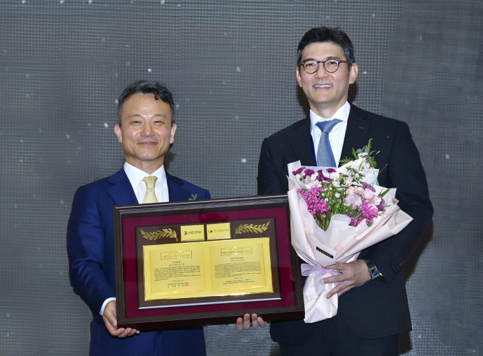 HD현대는 13일 경주 화백컨벤션센터에서 열린 제26회 한국경영학회 융합학술대회에서 '대한민국 최우량기업대상'을 수상했다. 사진=HD현대 제공