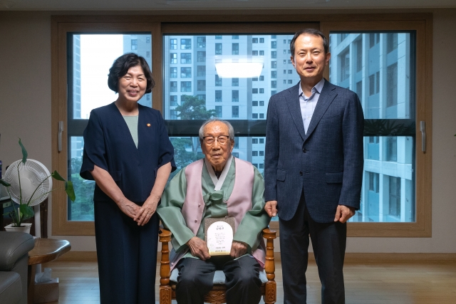 빙그레, 김영관 애국지사 찾아 '처음 입는 광복' 한복 전달