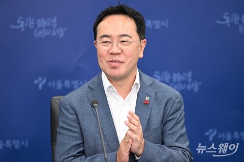 밝은 미소로 박수치는 김상준 애경산업 대표