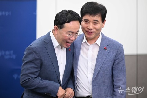 김상준 애경산업 대표·김정안 희망사 회장, 기부 생각에 미소가 절로