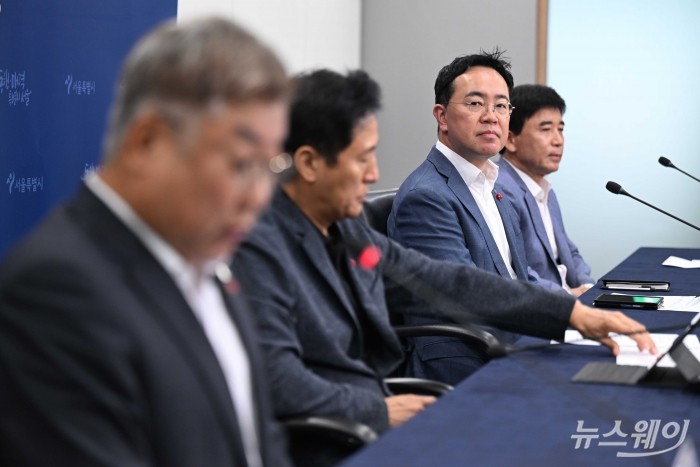 김상준 애경산업 대표이사가 14일 오전 서울 중구 서울시청에서 열린 '㈜애경산업 기부전달식'에서 김재록 서울사회복지공동모금회장의 인사말을 경청하고 있다. 사진=강민석 기자 kms@newsway.co.kr