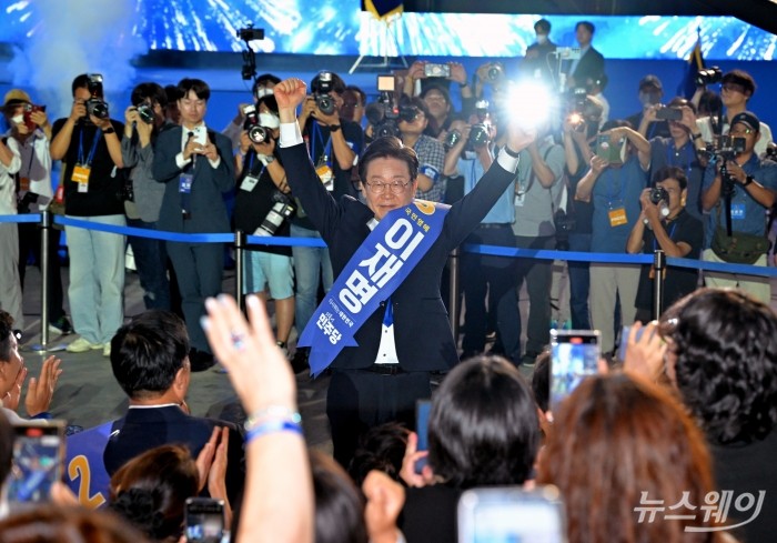 더불어민주당 당대표 연임에 성공한 이재명 신임 당대표가 18일 오후 서울 송파구 올림픽공원 KSPO돔에서 열린 제1차 정기전국당원대회에서 당선이 확실시 되자 일어나 인사하고 있다. 2024.08.18 사진=이수길 기자 Leo2004@newsway.co.kr