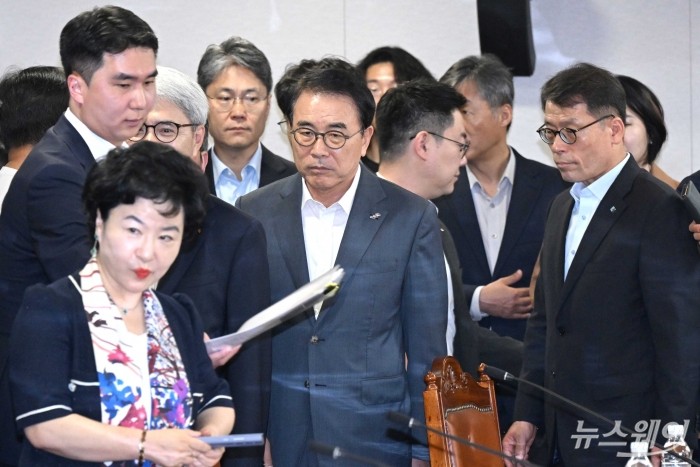 (중앙)조용병 은행연합회장을 비롯한 참석자들이 20일 오전 서울 중구 은행연합회에서 열린 은행업권 간담회에 참석하기 위해 간담회장으로 들어서고 있다. 사진=강민석 기자 kms@newsway.co.kr