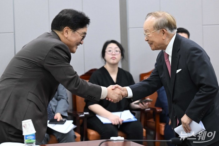 (왼쪽)우원식 국회의장과 손경식 한국경영자총협회장이 20일 오후 서울 여의도 국회의원회관에서 열린 '국회노동포럼' 출범식 및 심포지엄에서 악수를 하고 있다. 사진=강민석 기자 kms@newsway.co.kr