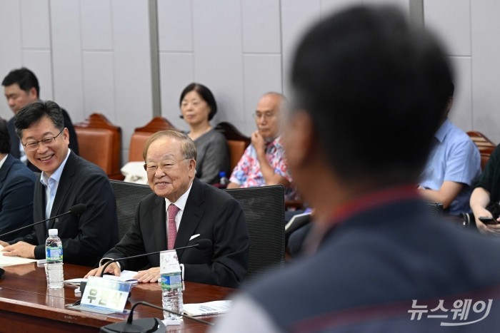 (오른쪽 첫 번째)손경식 한국경영자총협회장과 안호영 국회 환경노동위원장이 20일 오후 서울 여의도 국회의원회관에서 열린 '국회노동포럼' 출범식 및 심포지엄에서 양경수 민주노총 위원장의 축사를 경청하며 미소를 짓고 있다. 사진=강민석 기자 kms@newsway.co.kr