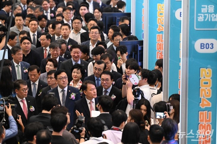 김병환 금융위원회 위원장을 비롯한 금융업 대표들이 21일 오전 서울 중구 동대문디자인플라자에서 열린 2024 금융권 공동채용 박람회에서 채용부스를 살펴보고 있다. 사진=강민석 기자 kms@newsway.co.kr