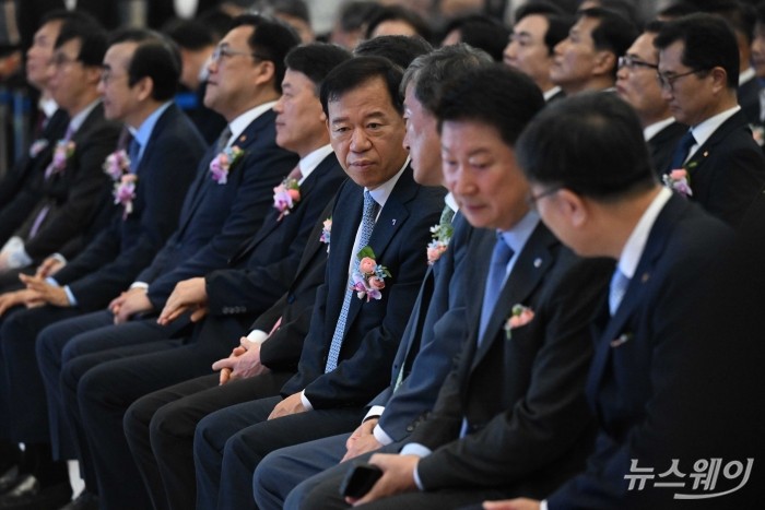 서유석 금융투자협회장이 21일 오전 서울 중구 동대문디자인플라자에서 열린 2024금융권 공동채용 박람회에 참석해 자리하고 있다. 사진=강민석 기자 kms@newsway.co.kr