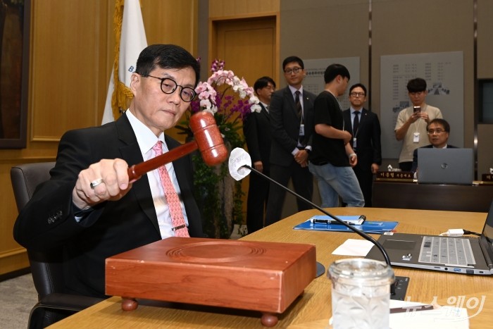 이창용 한국은행 총재가 22일 오전 서울 중구 한국은행 본관에서 열린 금융통화위원회 본회의에서 의사봉을 두드리고 있다. 사진=사진공동취재단