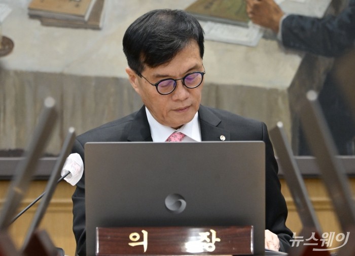 이창용 한국은행 총재가 22일 서울 중구 한국은행에서 열린 금융통화위원회를 주재하고 있다. 사진=사진공동취재단