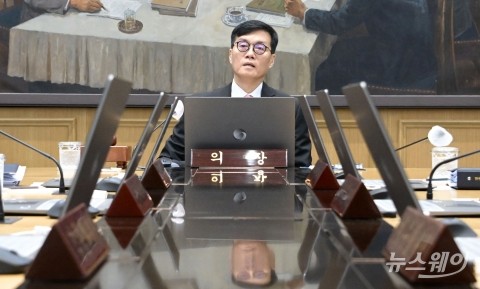 이창용 &quot;부동산·가계부채 위험 더 커···내수는 시간 두고 대응&quot;(종합)