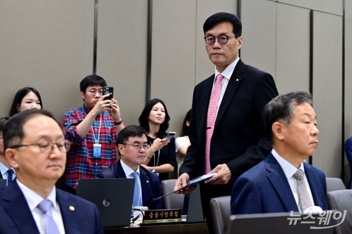 이창용 한국은행 총재가 22일 오전 서울 중구 한국은행 본관에서 열린 금융통화위원회 본회의에 참석하고 있다. 사진=사진공동취재단