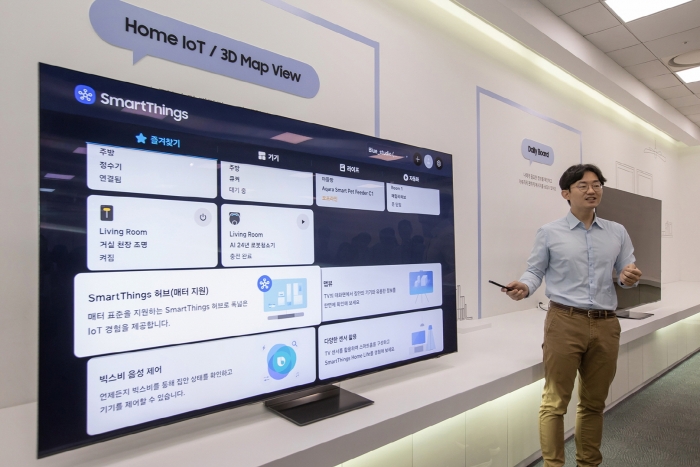 삼성전자 수원사업장 디지털연구소에서 삼성 AI TV 기능을 설명하고 있다. 사진=삼성전자 제공