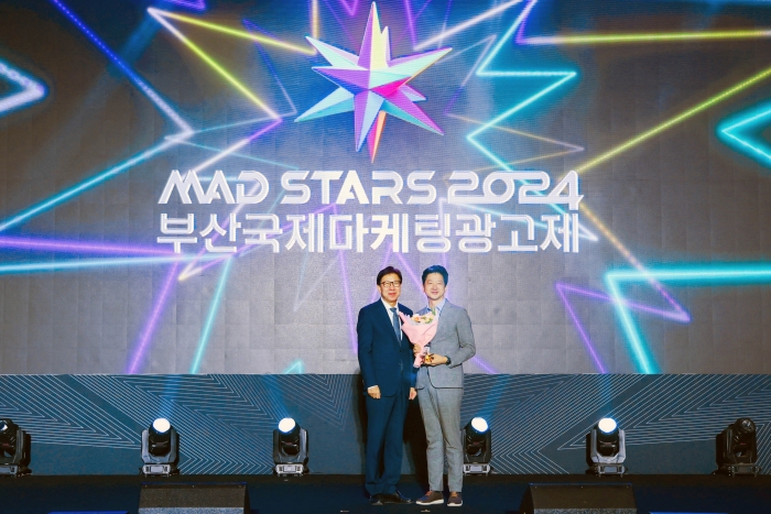 지난 21일, 부산 벡스코에서 열린 '2024 부산국제마케팅광고제(MAD STARS)'에서 NS홈쇼핑이 공로상을 받았다. 사진은 박형준 부산국제마케팅광고제 조직위원장(왼쪽)과 NS홈쇼핑 허영환 미디어전략본부장(오른쪽)/사진=NS홈쇼핑 제공