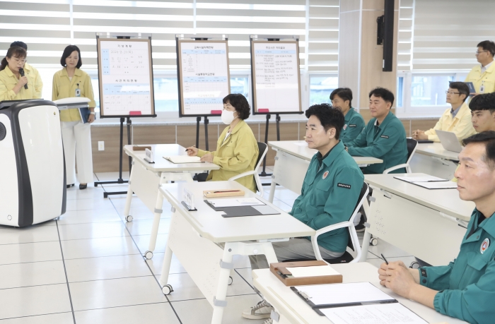 김대중 교육감이 곡성교육지원청 을지연습 상황실을 찾아 '2024년 을지연습 훈련상황'을 점검하고 있다.