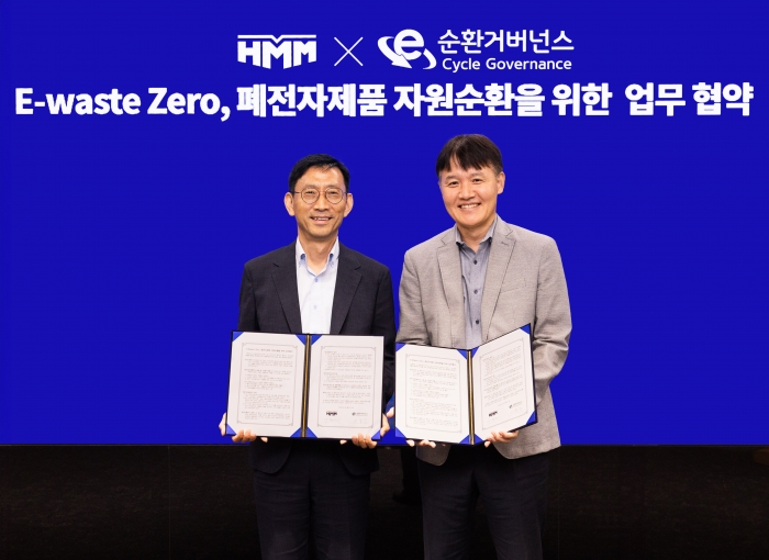 22일 HMM 여의도 본사에서 'E-Waste Zero, ESG 경영 실천 업무협약' 체결식에 참석한 양사 관계자들이 기념 촬영을 하고 있다. 사진=HMM 제공