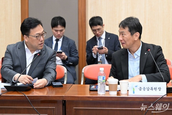 (왼쪽)김병환 금융위원장과 (오른쪽)이복현 금감원장이 23일 오전 서울 중구 농협은행 본점에서 열린 여신거래 안심차단 시행 간담회에서 대화를 나누고 있다. 사진=강민석 기자 kms@newsway.co.kr