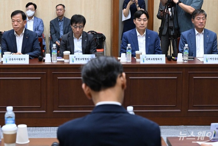 (오른쪽부터)정완규 여신금융협회장, 이병래 손해보험협회장, 김철주 생명보험협회장, 서유석 금융투자협회장이 23일 오전 서울 중구 농협은행 본점에서 열린 여신거래 안심차단 시행 간담회에 참석해 김병환 금융위원장의 모두발언을 경청하고 있다. 사진=강민석 기자 kms@newsway.co.kr