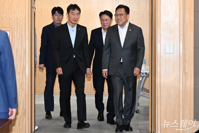 (오른쪽)김병환 금융위원장과 이복현 금감원장이 23일 오전 서울 중구 농협은행 본점에서 열린 여신거래 안심차단 시행 간담회에 참석하기 위해 간담회장으로 들어서고 있다. 사진=강민석 기자 kms@newsway.co.kr